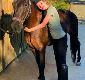 Djurspalten: Julio Iglesias döttrar adopterar häst från arch