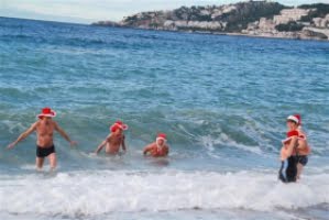 Svenskar julbadade på stranden San Cristóbal i Almuñécar