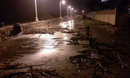 Ovädret tvingar myndigheter stänga strandpromenader