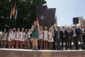 19 svenska studenter firades på kyrktorget i Fuengirola