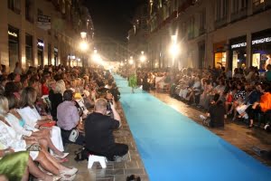Antonio Banderas sätter färg på Europas längsta catwalk i stadsmiljö