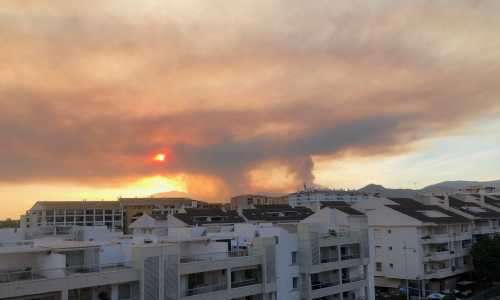 Branden i Estepona tvingar byar att stängas