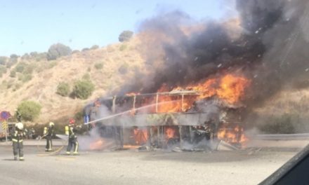 Bussbrand på betalmotorvägen
