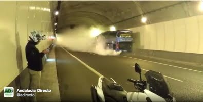 Elva svenskar till sjukhus när buss havererade i tunnel