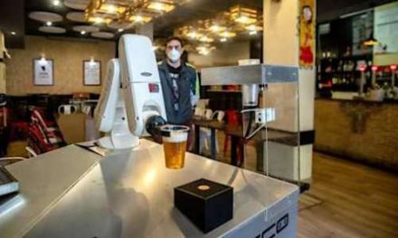 En bar i den spanska staden Sevilla har en robot-bartender