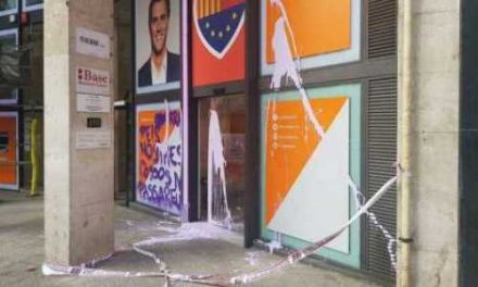 Färgattacker mot partilokaler i Barcelona