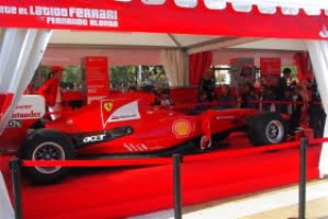 Fernando Alonsos Formel 1-bil visas upp i Fuengirola