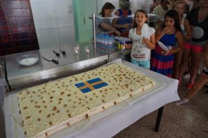 Fuengirolaskolan firade med jättelik ”Sverigetårta”