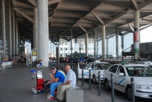 Fyra personer gripna för stöld och rån – följde efter turister från flygplatsen