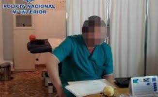 Här tar den falske läkaren Manuel Rodríguez Navarro emot sina patienter
