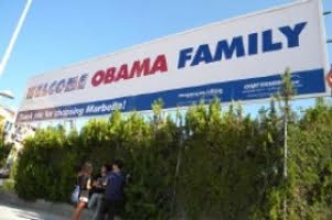 I dag kommer fru Obama – och välkomstskylten plockas ned