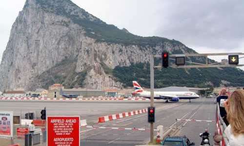 Illegala flyktingar med svenska pass avslöjade i Gibraltar