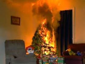 Julgranen tog eld – två personer fick vård