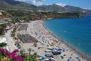 Kvinna våldtagen på Nerja-strand mitt på dagen – man häktad