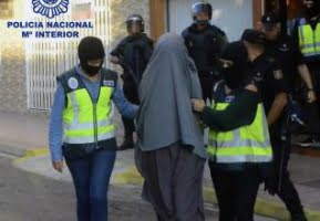 Läste sidor på nätet för kvinnliga salafister – greps på Madrids flygplats