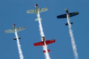 Luftens akrobater vid flygfestival i Motril