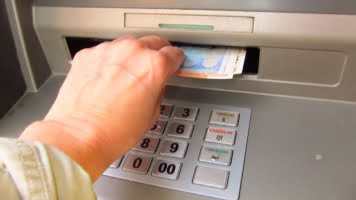 Lurar äldre utlänningar vid uttagsautomater
