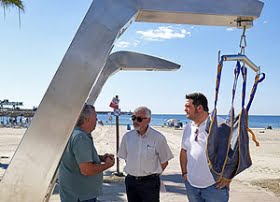 Lyftkran för rörelsehindrade på stranden