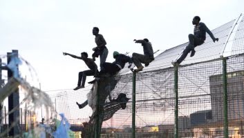 Nära 500 flyktingar tog sig över stängslet i Melilla i morse