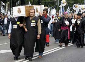 Polis och Guardia Civil trotsade regeringen i en massiv protest