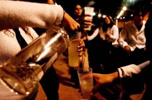 Regeringen vill utarbeta lag mot minderårigas alkoholkonsumtion