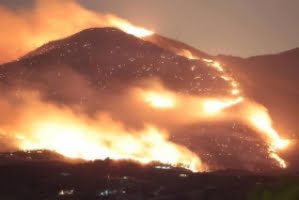 Sju tusen människor evakuerade: ”Suttit och tittat på eldslågor hela natten”