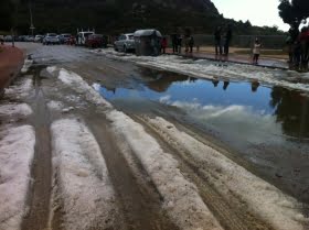 Solkusten täcktes av hagel – by isolerad på grund av snö