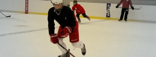 Svenska pojklagsspelare i ishockey tränar skridskoteknik på Solkusten