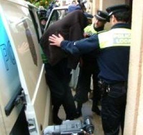 Tre polismän häktade