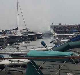 Två personer skadade vid båtbrand i Puerto Banús