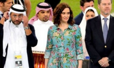 Utsläppt hår och blommig klänning i Saudiarabien