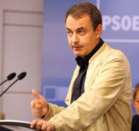 Zapatero hyllar socialdemokratin och skickar hälsning