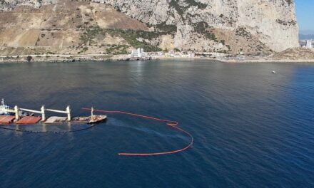 Grundstött fartyg vid Gibraltar töms på olja