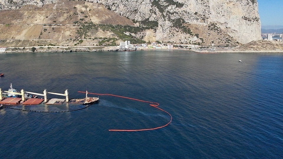 Grundstött fartyg vid Gibraltar töms på olja