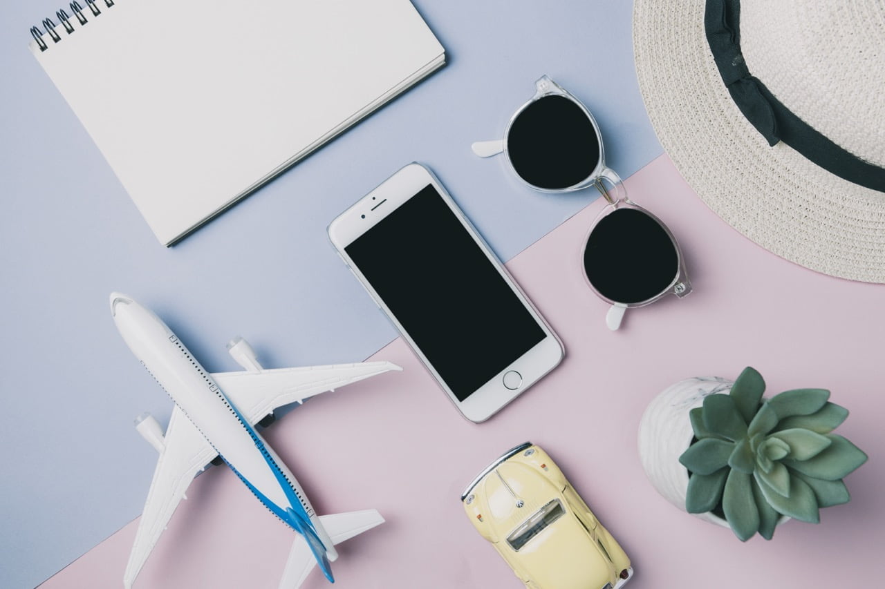 smartphone-amidst-trip-supplies – stor