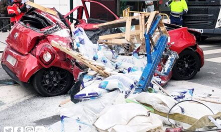 Pall med cementsäckar krossade bil – föraren överlevde mirakulöst