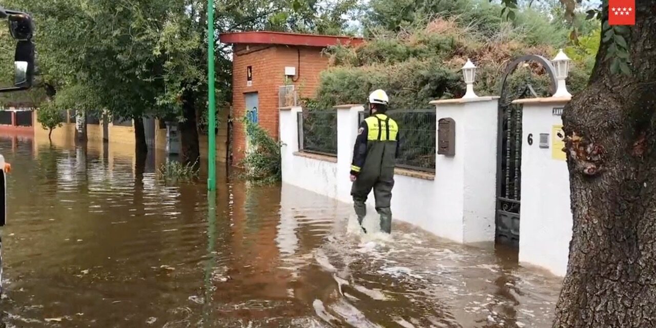 Minst tre omkom och flera saknas efter regnoväder