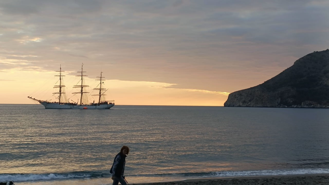 Skolfartyget ”Danmark” på besök vid La Herradura