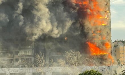 Kraftig brand i höghus i Valencia