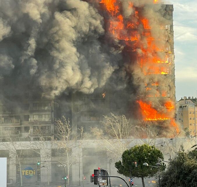 Kraftig brand i höghus i Valencia