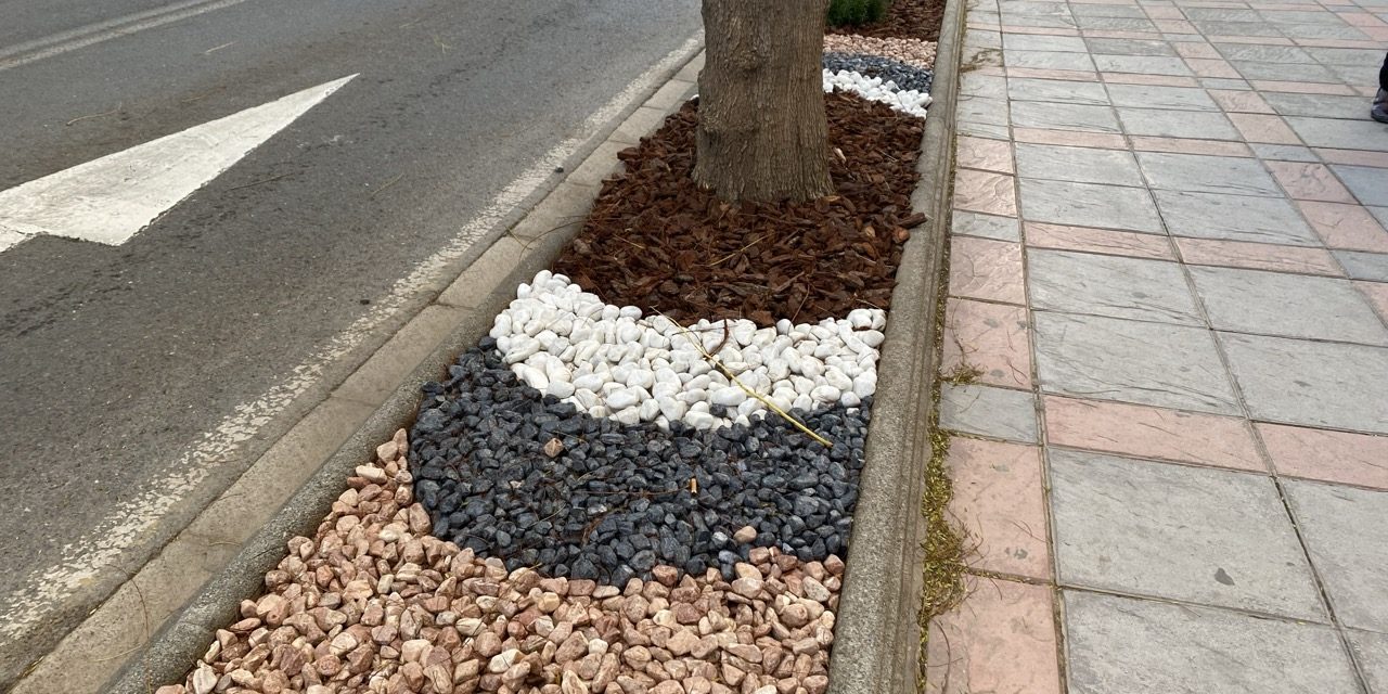 Färre blommor när planteringar ersätts med täckbark och sten i torkans spår