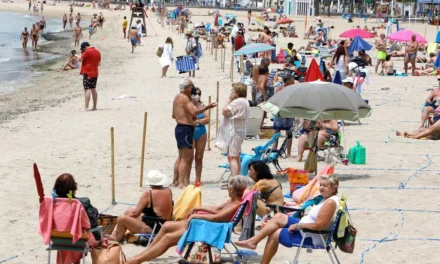 Polisen i Benidorm uppmanar till hänsyn för blå markeringar på stranden