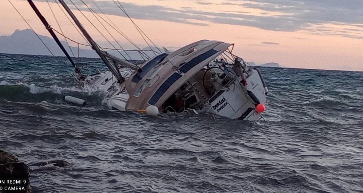 Svensk segelbåt slet sig och gick på grund