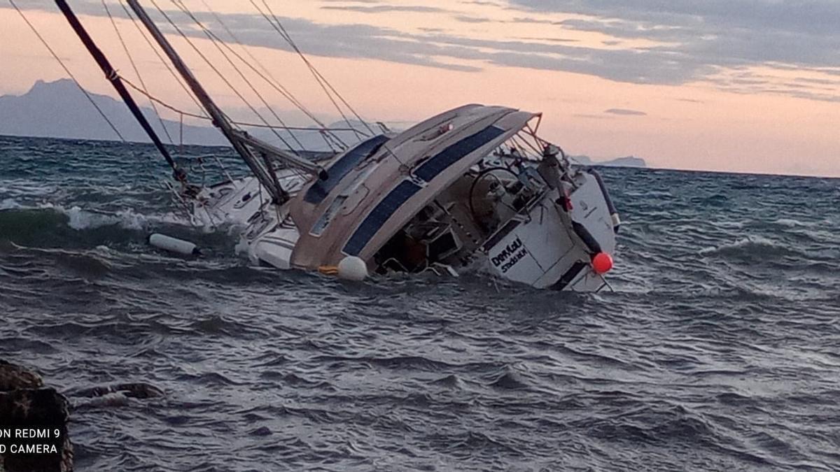 Svensk segelbåt slet sig och gick på grund