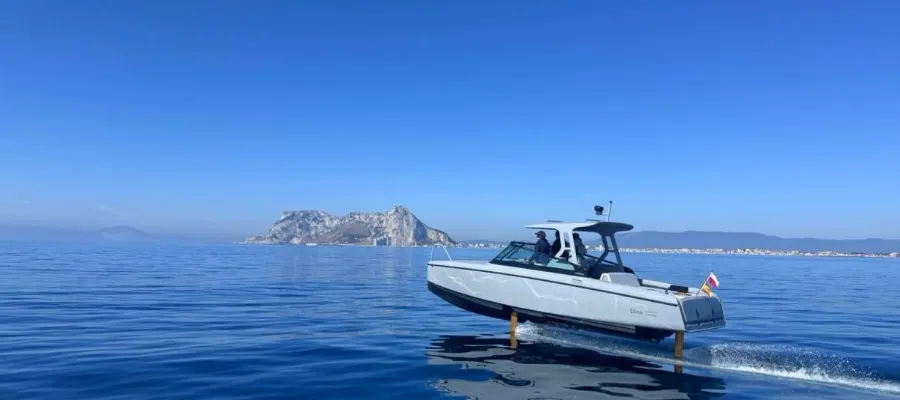 Svensk elbåt gör premiärturen över Gibraltar sund