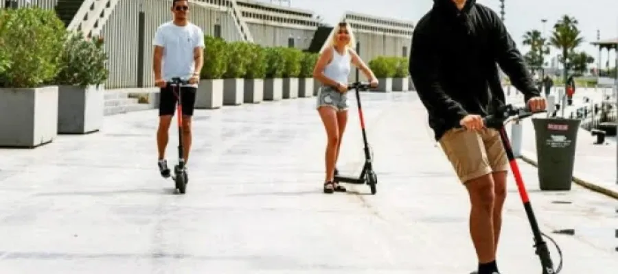 Den som kör elsparkcykel behöver försäkring från nästa år