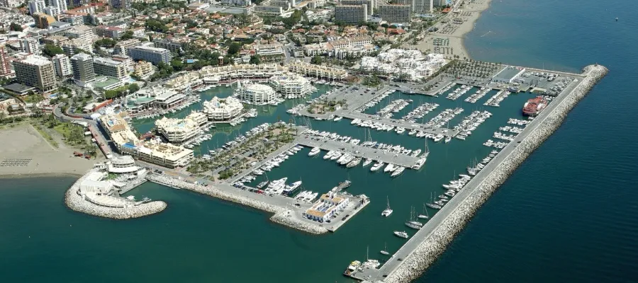 Färre bilar gör Puerto Marina mer gåvänligt