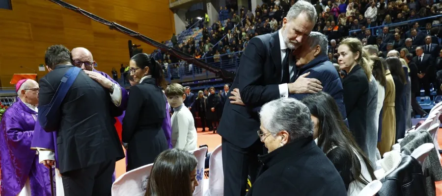 Tusentals vid minnesstund för tågolyckans offer – ”endast sanningen kan läka såren”