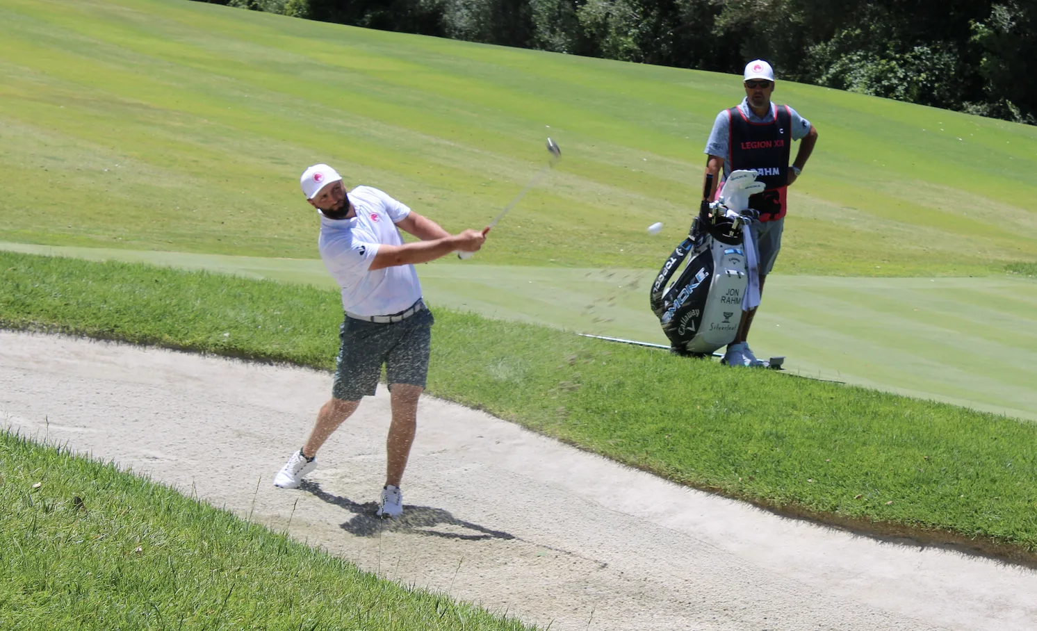 Jon Rahm slår bunkerslag