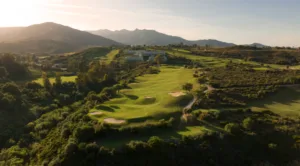 Flygfoto över Europa-fältet på La Cala Resort